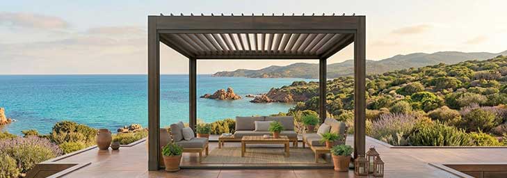 Pérgola de madera con lamas regulables